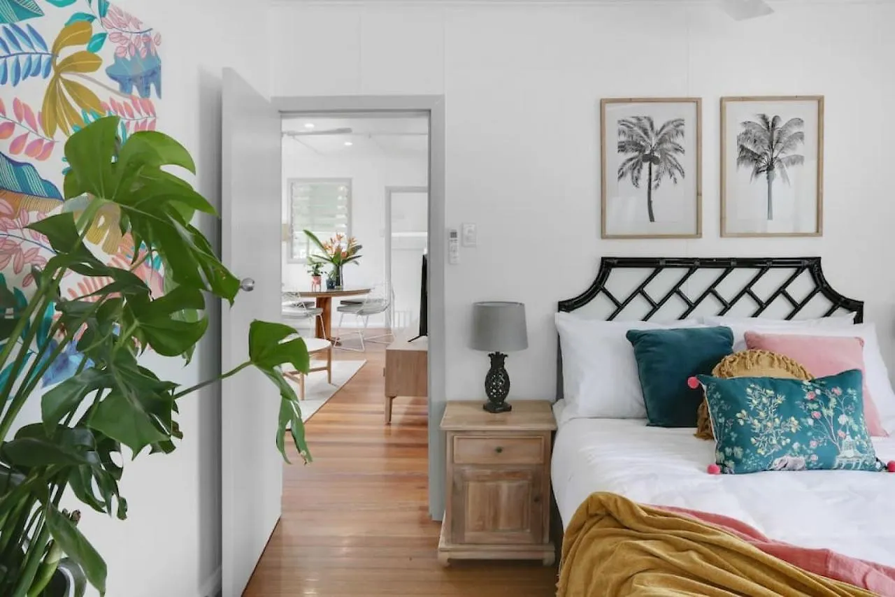 Holiday home Tropicana Bungalow - Retro Getaway Cairns Australia