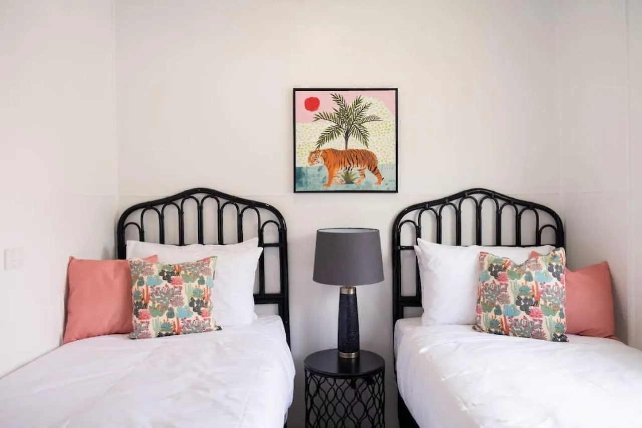 Tropicana Bungalow - Retro Getaway Cairns Holiday home