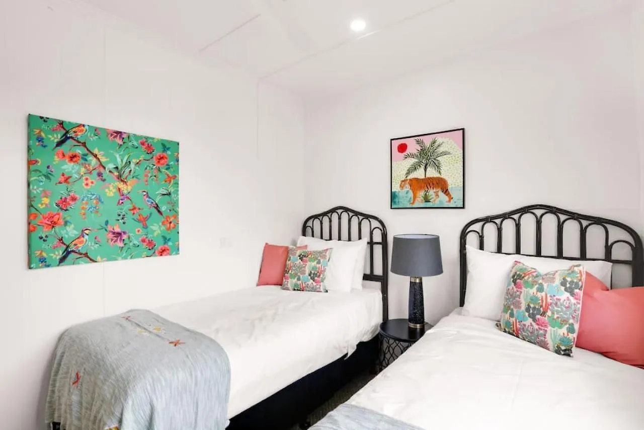 Tropicana Bungalow - Retro Getaway Cairns